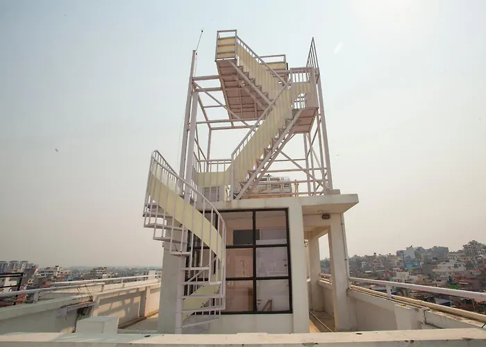 Oyo 818 Queen Tower