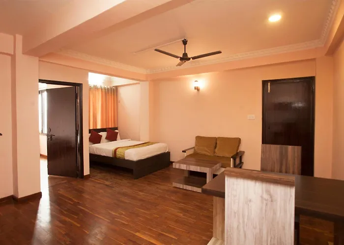 Oyo 818 Queen Tower Hotel